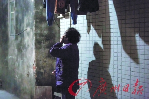 女姐在講述自己老伴幾年前在保姆的“照料”下去世的經(jīng)歷，神色悲傷。廣州日?qǐng)?bào)記者陳憂子 實(shí)習(xí)生郭嘉亮攝