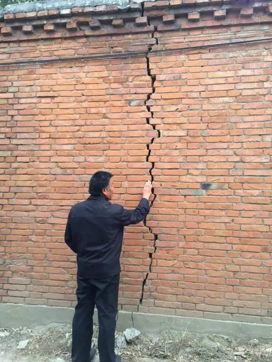 2015年10月20日，河北省柏鄉(xiāng)縣地下水超采區(qū)，地面沉降，一些村民家墻壁、地面都有裂縫。新華社記者郭雅茹 攝