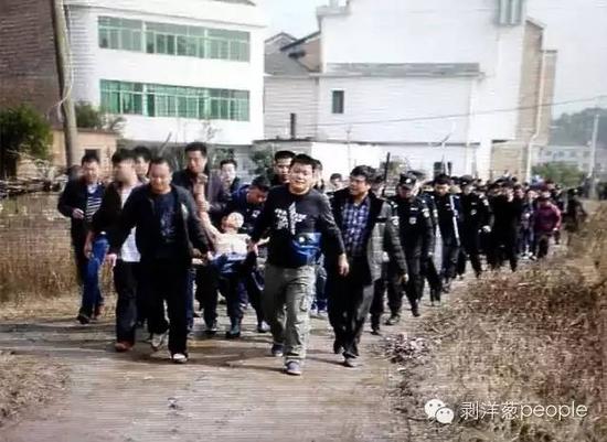 聶露勇被抓獲時畫面。