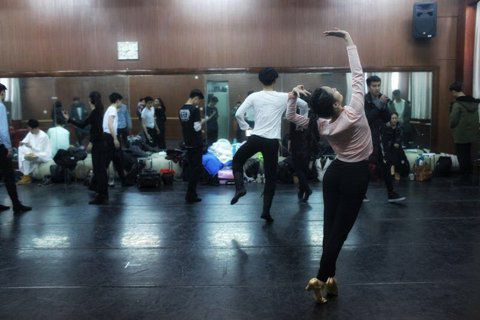 音樂劇系考生在備考區(qū)域等待考試。新京報記者 周崗峰 攝