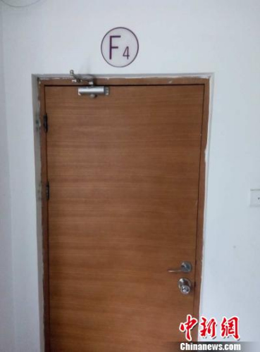 6日，事發(fā)樓層四層消防通道門被封死。呂春榮 攝