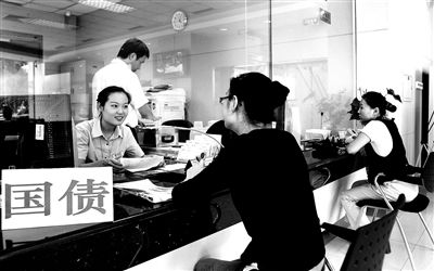 由于網(wǎng)銀和柜臺(tái)同時(shí)開售，部分銀行網(wǎng)點(diǎn)甚至來不及賣出一筆就發(fā)現(xiàn)額度全部被搶光供圖/視覺中國