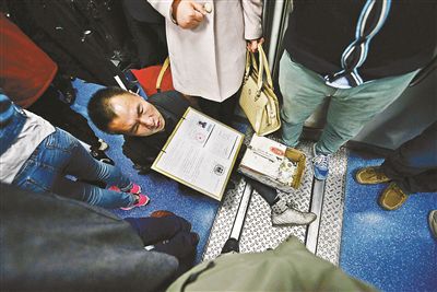 在賣藝時，李大鵬會把判決結(jié)果掛在胸前