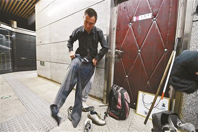 只有在賣藝時，李大鵬才會換上破舊的衣服