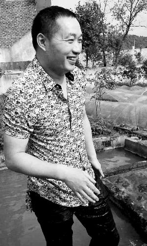 救出小孩上后，楊文利一身糞水。