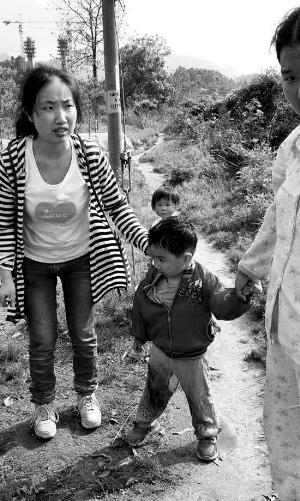 獲救小孩及其母親段曉霞。