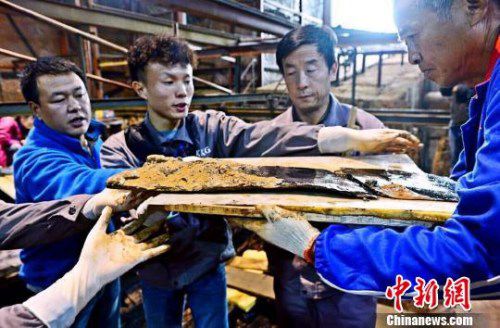 圖為南昌西漢海昏侯墓主槨室考古發(fā)掘現(xiàn)場出土了一組漆器“屏風”?！」?攝