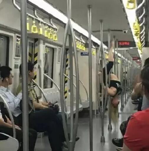 女子在地鐵上跳鋼管舞。
