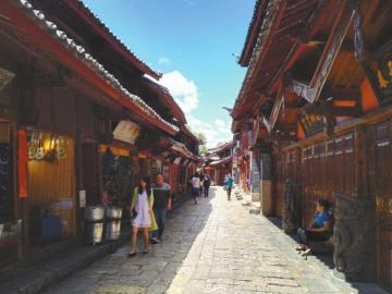 6月3日中午，麗江古城街道上游客稀少。