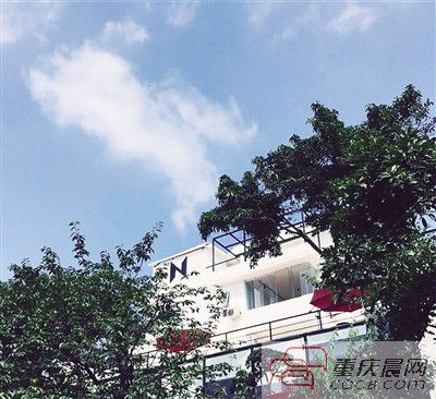 書店外觀設(shè)計(jì)感十足。