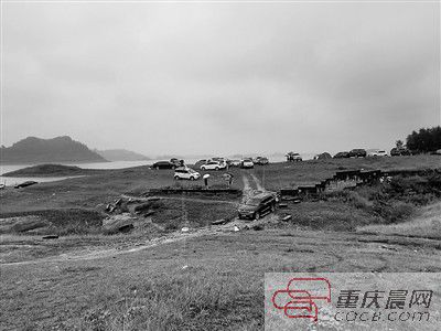 10日，約30輛自駕車被困在長(zhǎng)壽湖的這片湖灘上。