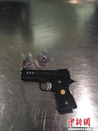 圖為查獲的空氣動(dòng)力槍和鋼珠彈?！＄娦馈z