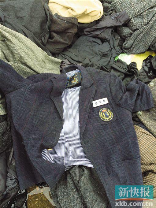 現(xiàn)場(chǎng)查獲的一件韓國(guó)校服。 鄭雁虹/攝