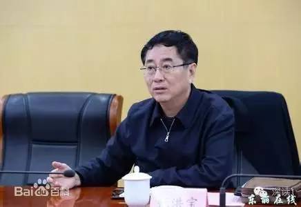 通報(bào)指出，張洪寶眼看著幾年前還不知名的個(gè)體老板搖身一變成為大企業(yè)家，心里既艷羨又發(fā)酸，滋生了“我為他們贏得了好的發(fā)展機(jī)遇，收些款物就權(quán)當(dāng)是對(duì)我這些年辛勤工作的一種補(bǔ)償”的念頭。于是他開(kāi)始熱衷于與身邊的企業(yè)老板拉拉扯扯、勾肩搭背，剛開(kāi)始只是幾頓飯、幾張卡，日積月累，越陷越深，不給錢(qián)不辦事，給了錢(qián)才辦事，在東麗人稱(chēng)