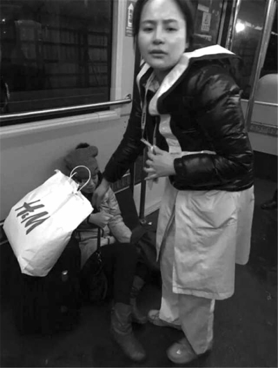 事發(fā)后，一名女乘客（左）受傷。