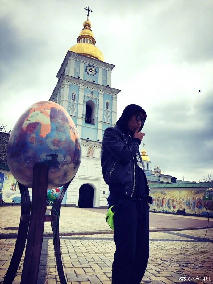 陳羽凡微博曬照，照片中做出閉嘴的手勢