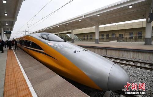 資料圖：2017年3月21日，新型CRH380AJ--0203動(dòng)車(chē)組列車(chē)“黃醫(yī)生”從蘭州西車(chē)站高速場(chǎng)上線，開(kāi)始檢測(cè)寶蘭客專(zhuān)蘭州西站至東岔站間334公里高鐵行車(chē)設(shè)備，寶蘭客專(zhuān)（蘭州局管段）聯(lián)調(diào)聯(lián)試正式啟動(dòng)。楊艷敏 攝