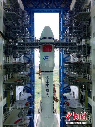 垂直轉(zhuǎn)運的順利完成，標志著“天舟一號”飛行任務(wù)正式進入發(fā)射階段。張文軍 攝