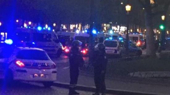 據(jù)英國(guó)廣播公司（BBC）消息，巴黎警方稱，巴黎中部發(fā)生槍擊事件，一名警察死亡，另一名受傷。