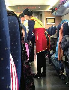 高鐵盒飯價(jià)格過(guò)高問(wèn)題，近年來(lái)已成為社會(huì)熱點(diǎn)話題。高鐵盒飯價(jià)格緣何居高不下呢？究竟是盒飯企業(yè)壟斷化經(jīng)營(yíng)，還是盒飯的成本高？這都需要高鐵相關(guān)部門公開(kāi)透明，算出明細(xì)賬。