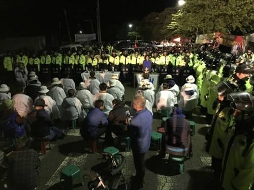 在把薩德搬運到星州高爾夫球場過程中，當?shù)鼐用窈途彀l(fā)生對抗沖突圖據(jù)網(wǎng)絡(luò)