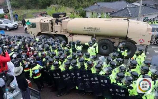 凌晨4時(shí)30分左右，駐韓美軍向“薩德”系統(tǒng)部署地星州高爾夫球場(chǎng)運(yùn)送“薩德”相關(guān)裝備。約有20多輛卡車(chē)和軍用拖車(chē)進(jìn)入星州高爾夫球場(chǎng)，其中裝有兩臺(tái)導(dǎo)彈發(fā)射架、X波段雷達(dá)及作戰(zhàn)指控中心等裝備。