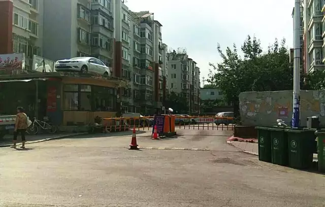 女司機(jī)與保安沖突停車(chē)堵門(mén) 物業(yè)雇吊車(chē)讓其上天