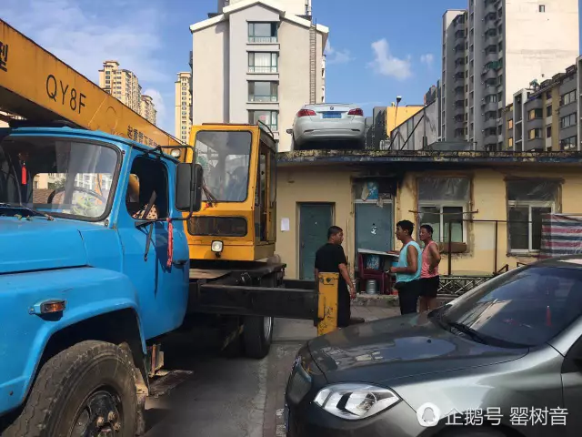 女司機(jī)與保安沖突停車(chē)堵門(mén) 物業(yè)雇吊車(chē)讓其上天