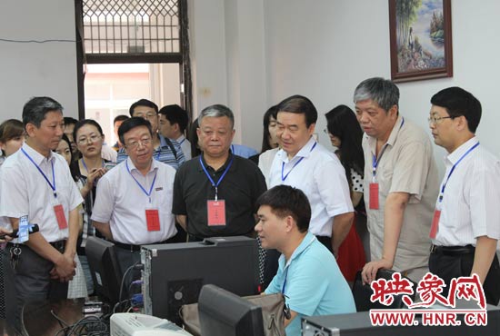 在評卷質(zhì)檢組,工作人員介紹說,今年有四級質(zhì)檢(即小組質(zhì)檢、題組質(zhì)檢、學(xué)科質(zhì)檢、省質(zhì)檢),確保嚴(yán)把質(zhì)量