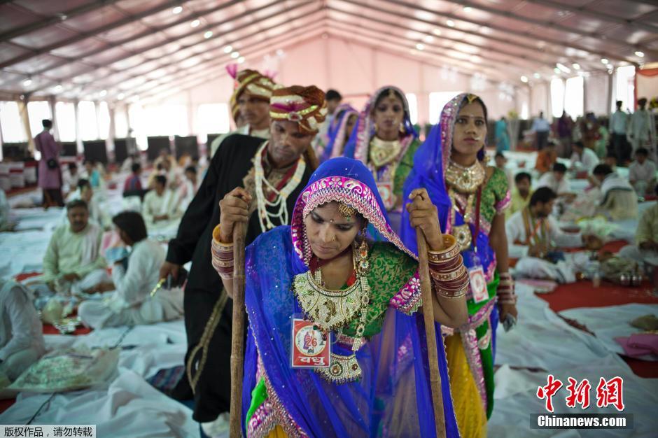 當(dāng)?shù)貢r(shí)間2014年6月15日,印度新德里,印度政府為數(shù)百對(duì)貧困新人舉辦集體婚禮。