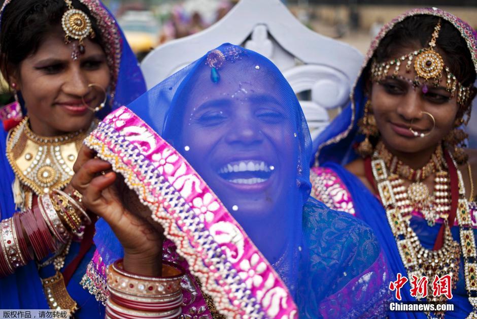 當(dāng)?shù)貢r(shí)間2014年6月15日,印度新德里,印度政府為數(shù)百對(duì)貧困新人舉辦集體婚禮。