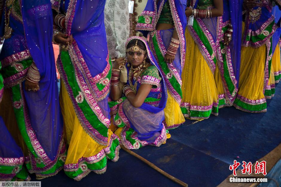 當(dāng)?shù)貢r(shí)間2014年6月15日,印度新德里,印度政府為數(shù)百對(duì)貧困新人舉辦集體婚禮。