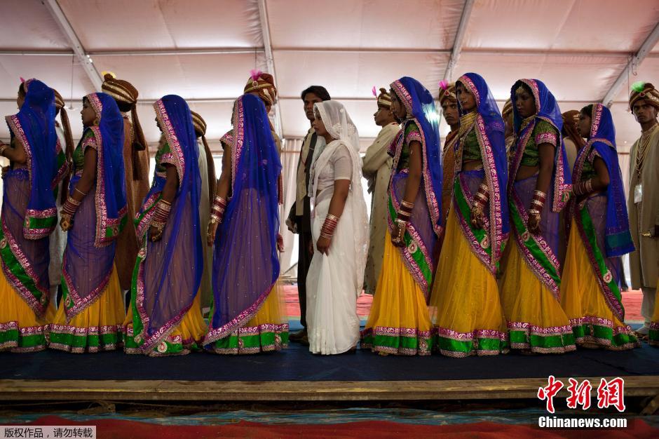 當(dāng)?shù)貢r(shí)間2014年6月15日,印度新德里,印度政府為數(shù)百對(duì)貧困新人舉辦集體婚禮。