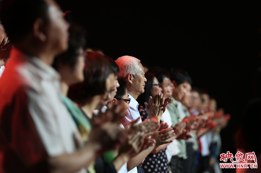 中央電視臺“時代楷?！卑l(fā)布廳，觀眾起立為“編外雷鋒團”鼓掌。
