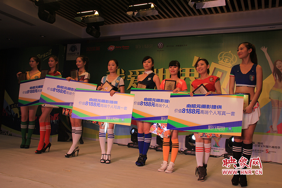 18位足球佳麗通過(guò)自我列紹、旗袍走秀、球衣展示三輪比拼，最終8位選手成功勝出。