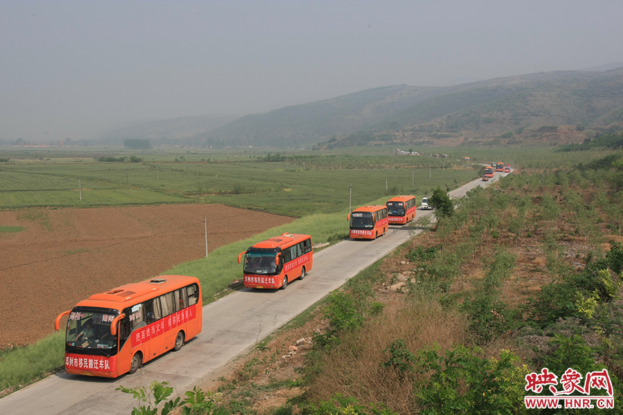 淅川大石橋鄉(xiāng)西嶺村搬遷車隊 余培松攝