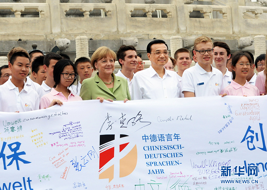 李克強同默克爾與青少年在天壇祈年殿前合影留念。