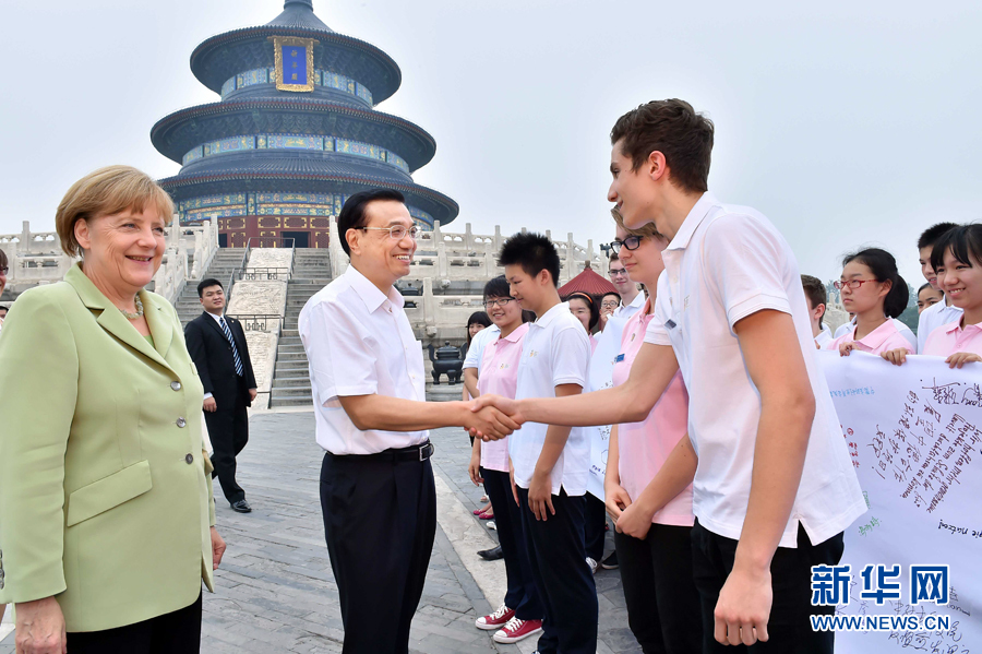 李克強同默克爾與青少年代表親切交流。