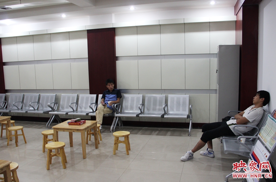 中原區(qū)人防納涼場(chǎng)所（桐柏路與中原路交叉口），市民在22度的室內(nèi)休息，并配有棋牌和飲用水。