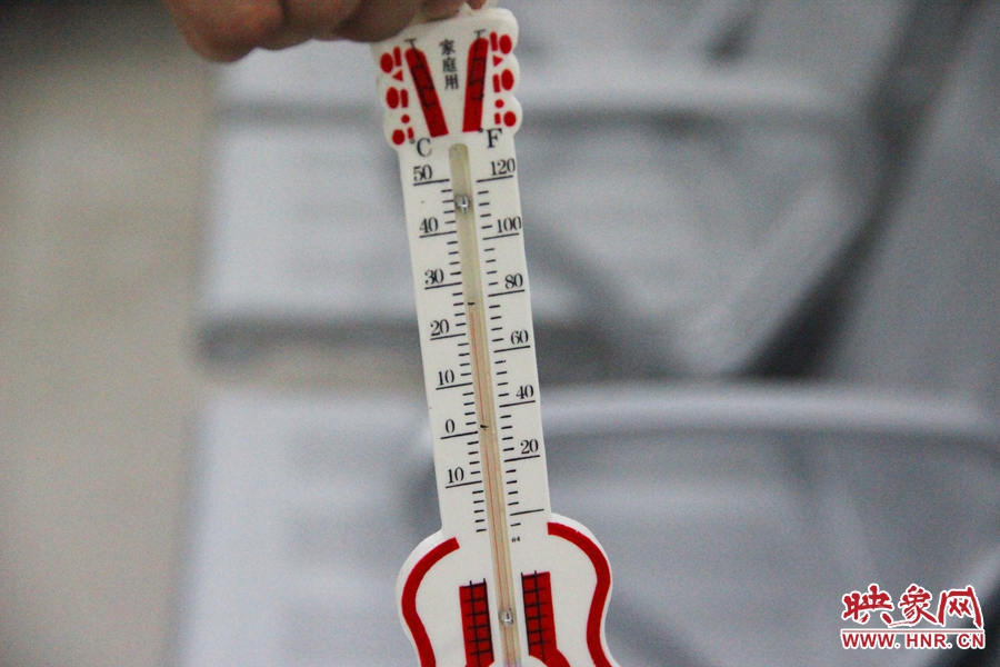 中原區(qū)人防納涼場(chǎng)所（桐柏路與中原路交叉口），室內(nèi)溫度達(dá)24度，相比中原區(qū)室外溫度低14度。