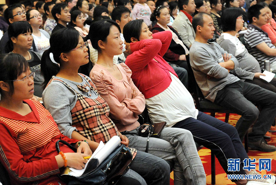 “準(zhǔn)媽媽”和“準(zhǔn)爸爸”們?cè)卩嵵菔信e行的一場金色“孕”律音樂會(huì)現(xiàn)場欣賞搖籃曲（2011年5月8日攝）。