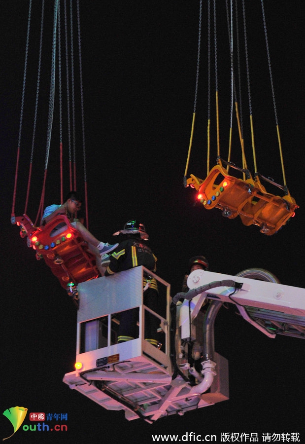 大連高空游樂(lè)設(shè)施出故障 游客被困20米高空