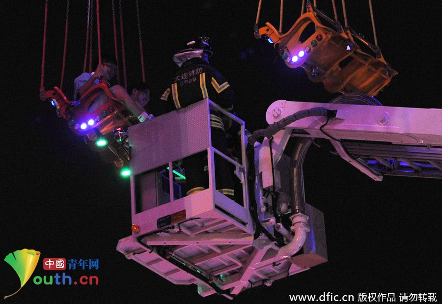 大連高空游樂(lè)設(shè)施出故障 游客被困20米高空