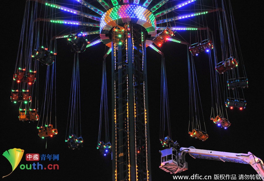 大連高空游樂(lè)設(shè)施出故障 游客被困20米高空