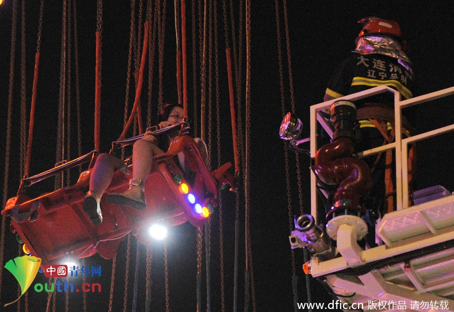 大連高空游樂(lè)設(shè)施出故障 游客被困20米高空