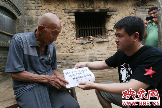 映象網(wǎng)記者親手將網(wǎng)友捐款交到老人手中。