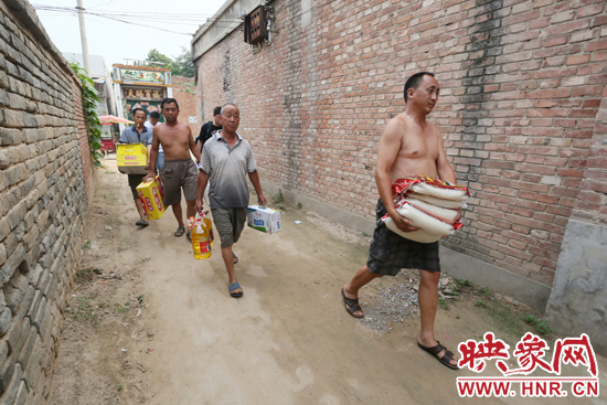 映象網(wǎng)記者為老人帶來(lái)大米糧油等生活物資。