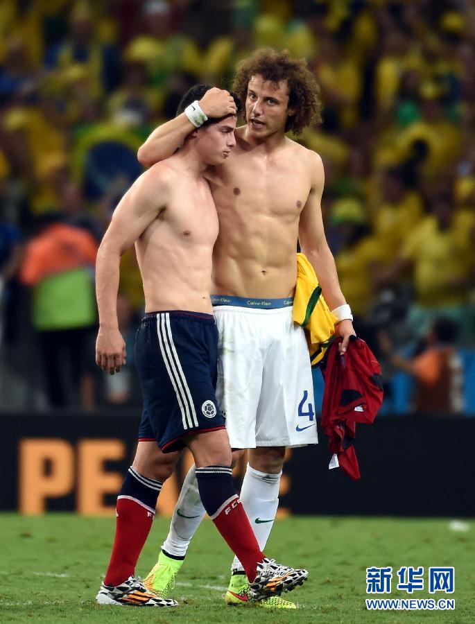 圖為7月4日，巴西隊球員路易斯（右）賽后安慰哥倫比亞隊球員羅德里格斯。
