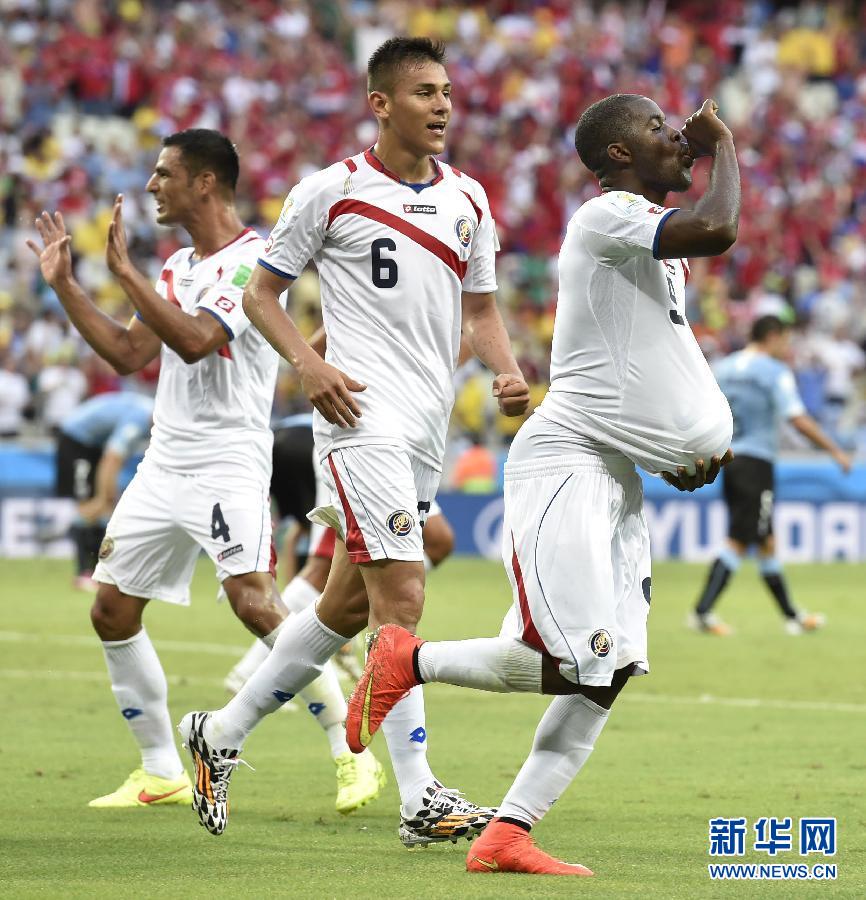 6月14日，哥斯達黎加隊球員喬·坎貝爾（右一）進球后將足球塞進衣服內(nèi)慶祝。