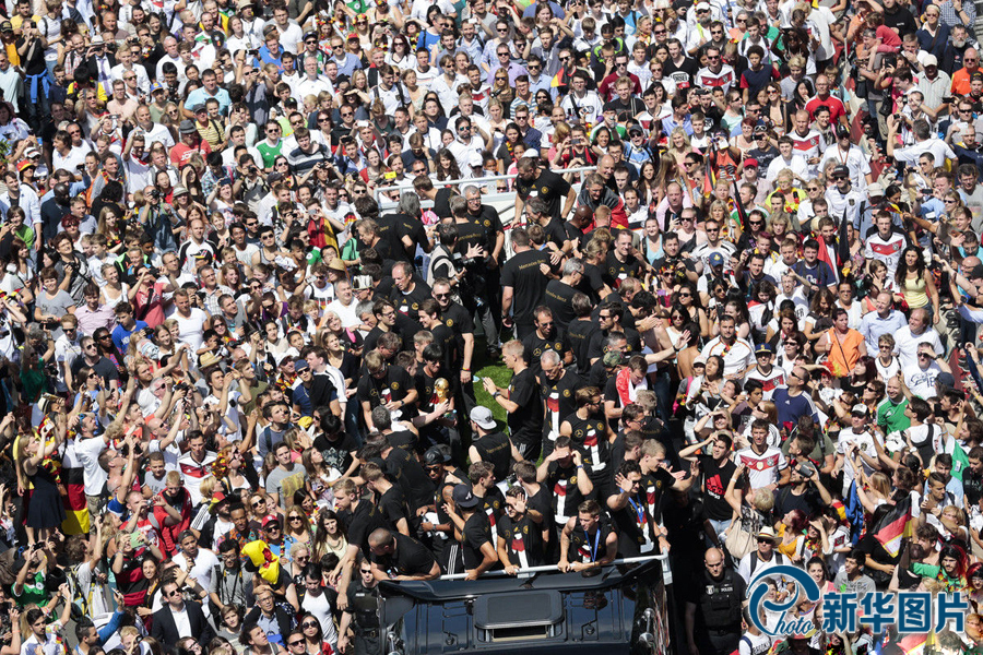 當(dāng)?shù)貢r(shí)間2014年7月15日，德國(guó)柏林，德國(guó)隊(duì)歸國(guó)舉行奪冠巡游。